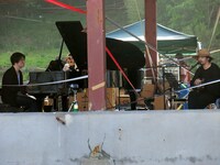 「SHARE FUKUSHIMA」でのライブの模様。左が渋谷慶一郎で右が七尾旅人。（写真：津田大介）