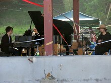 「SHARE FUKUSHIMA」でのライブの模様。左が渋谷慶一郎で右が七尾旅人。（写真：津田大介）