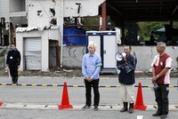 右からセブン-イレブンいわき豊間店店長、豊間区長・鈴木徳夫、津田大介。