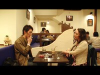 映画「シンクロニシティ」のワンシーン。右がりりィ演じる主人公・岡崎の母親。