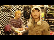 映画「シンクロニシティ」のワンシーン。右が田淵ひさ子演じる古着屋の店長。