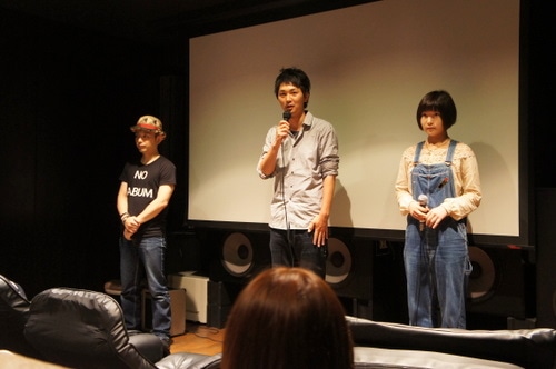 写真は6月11日に行われた、映画「シンクロニシティ」初回舞台挨拶の様子。写真左より田中情監督、小林且弥、宮本一粋。