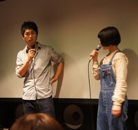 6月11日に行われた、映画「シンクロニシティ」初回舞台挨拶でトークする小林（写真左）と宮本一粋（右）。