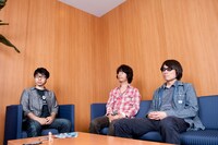 2011年の鼎談時に撮影されたもの。小山宙哉（写真左）と真心ブラザーズの桜井秀俊（写真中央）、YO-KING（写真右）。