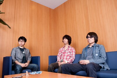 2011年の鼎談時に撮影されたもの。小山宙哉（写真左）と真心ブラザーズの桜井秀俊（写真中央）、YO-KING（写真右）。