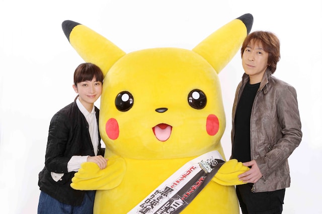 写真左から持田香織、ピカチュウ、伊藤一朗。