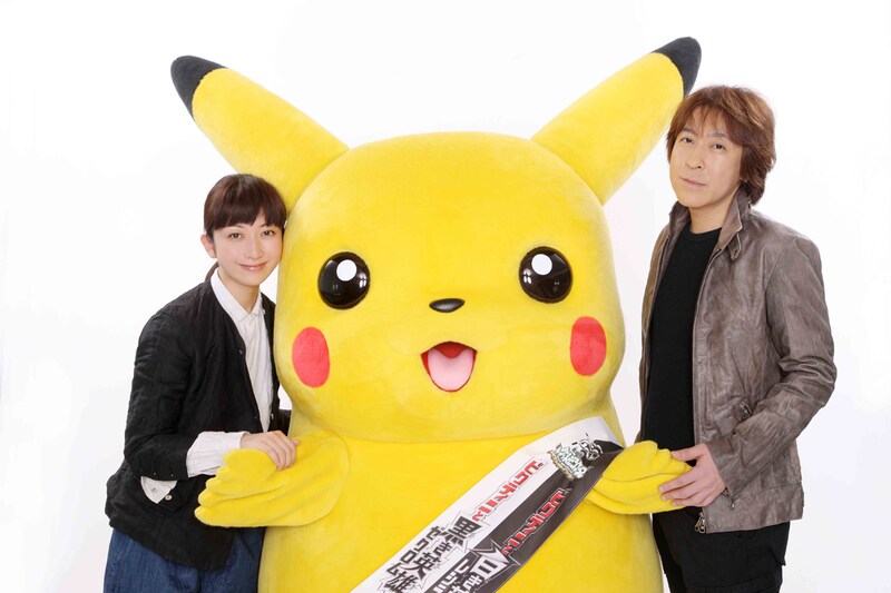 写真左から持田香織、ピカチュウ、伊藤一朗。