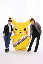 写真左から持田香織、ピカチュウ、伊藤一朗。