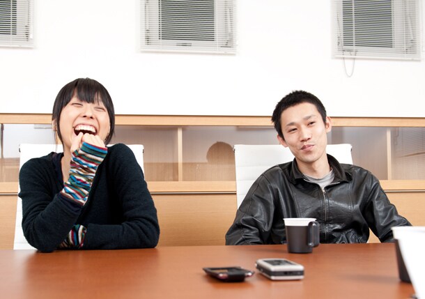 KETTLESはオカヤス（Dr, Vo/写真左）、コイケ（Vo, G/右）のベースレス編成によるツーピースバンド。