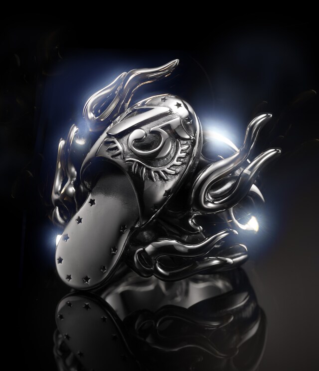 「グループ魂の決勝戦！ 日本武道館」ジャケット（写真はBlu-ray盤）には、特製指輪をフィーチャー。重厚な質感が目にまぶしいアートワークに仕上がっている。