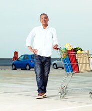 ソロとしてラジオ番組のパーソナリティ、バラエティ番組のレギュラー、初の書籍刊行を経たSUが、ついにCM初出演を果たす。