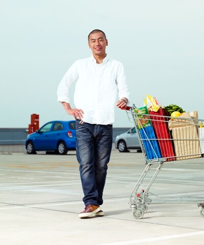 ソロとしてラジオ番組のパーソナリティ、バラエティ番組のレギュラー、初の書籍刊行を経たSUが、ついにCM初出演を果たす。