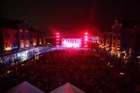 ライブの模様はUstreamやGyaO、KDDIのストリーミングサービス「LISMO WAVE」を通じて生中継され、のべ10万人が視聴した。