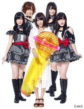 CMに出演した指原莉乃、前田敦子、宮崎美穂（写真前列左から）、大家志津香、小森美果（後列左から）。