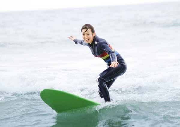 サーフィンに初挑戦する大島優子（写真は「波乗りかき氷」のビデオクリップより）。
