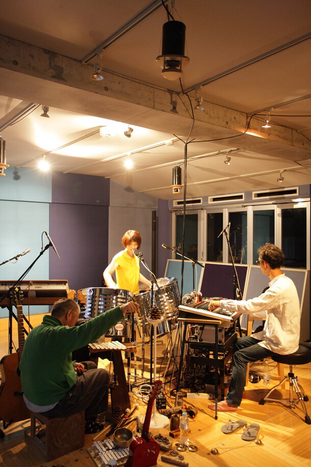 公開レコーディングの様子。左から飴屋法水、大野由美子、zAk。