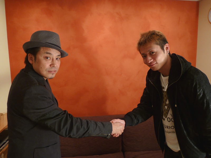 大澤誉志幸（左）とTATSUMA（右）。