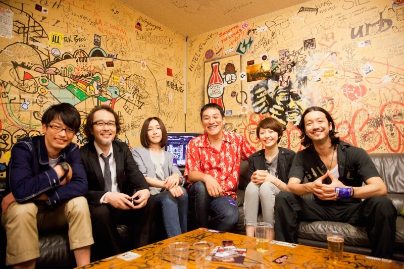 笑顔で記念撮影する「モテキ」俳優陣。左から森山未來、リリー・フランキー、麻生久美子、ピエール瀧、長澤まさみ、金子ノブアキ。