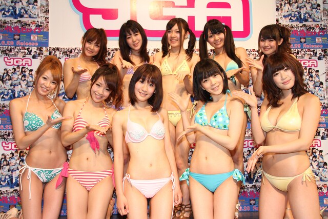 グラビアアイドルユニットらしく水着姿で記者会見に出席したYGA。写真前列中央が新メンバーの加藤萌笑。（C）2011吉本興業