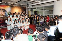 現地での記者会見の様子。