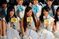 台湾の記者からの質問に答える山本彩（写真左）、梅田彩佳（中央）、小木曽汐莉（右）。