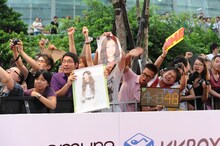 AKB48のメンバーを迎える熱狂的なファン。