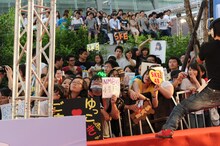 AKB48のメンバーを迎える熱狂的なファン。