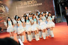 レッドカーペットを歩くAKB48。