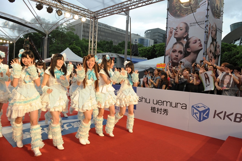 レッドカーペットを歩くAKB48。