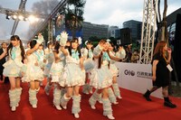 レッドカーペットを歩くAKB48。