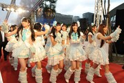 レッドカーペットを歩くAKB48。