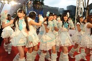 レッドカーペットを歩くAKB48。