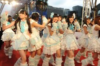 レッドカーペットを歩くAKB48。