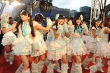 レッドカーペットを歩くAKB48。