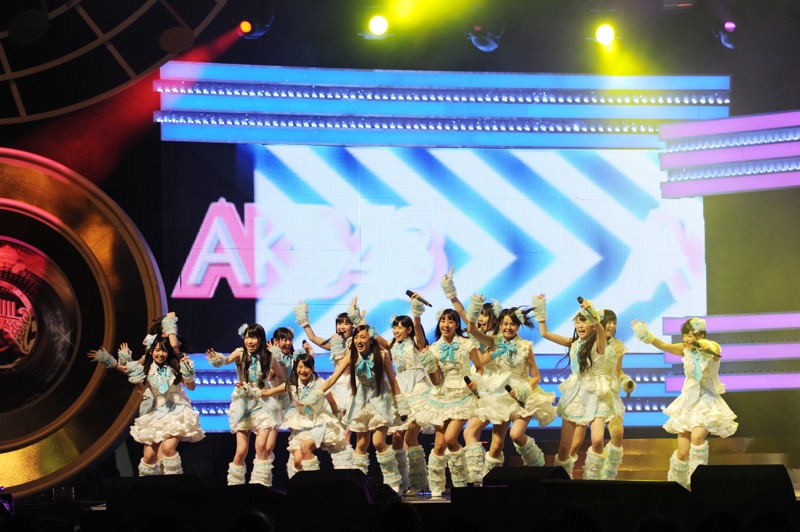 第22回金曲奨でライブパフォーマンスを披露するAKB48。
