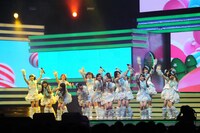第22回金曲奨でライブパフォーマンスを披露するAKB48。