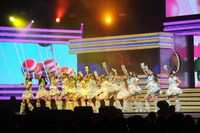 第22回金曲奨でライブパフォーマンスを披露するAKB48。