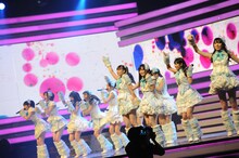第22回金曲奨でライブパフォーマンスを披露するAKB48。