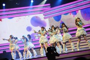 第22回金曲奨でライブパフォーマンスを披露するAKB48。