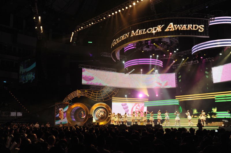 第22回金曲奨でライブパフォーマンスを披露するAKB48。