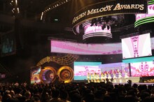 第22回金曲奨でライブパフォーマンスを披露するAKB48。