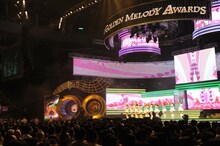 第22回金曲奨でライブパフォーマンスを披露するAKB48。