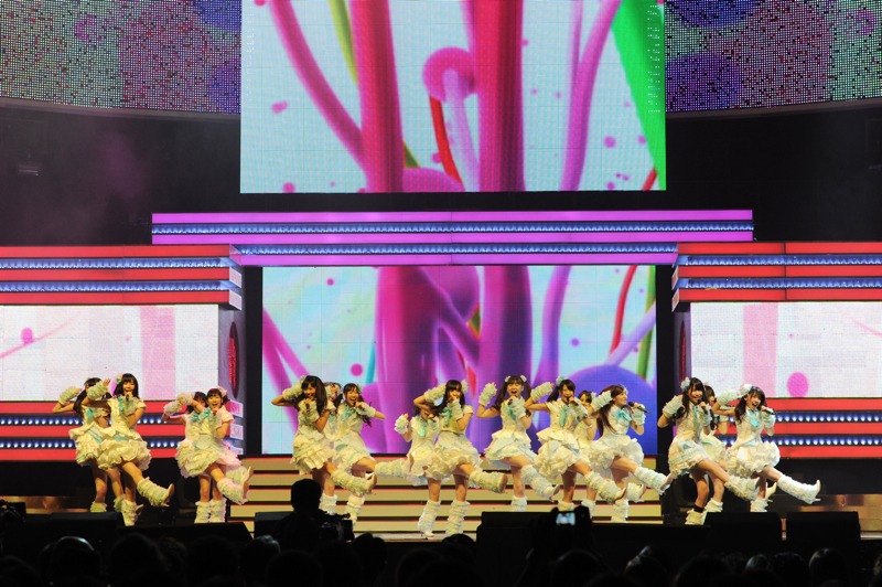 第22回金曲奨でライブパフォーマンスを披露するAKB48。