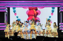第22回金曲奨でライブパフォーマンスを披露するAKB48。この様子は台湾テレビで生放送された。