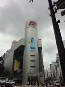 本日から掲示されている、指原莉乃をフィーチャーした「AKBがいっぱい ～ザ・ベスト・ミュージックビデオ～」のシリンダー広告。