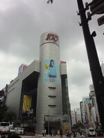 本日から掲示されている、指原莉乃をフィーチャーした「AKBがいっぱい ～ザ・ベスト・ミュージックビデオ～」のシリンダー広告。