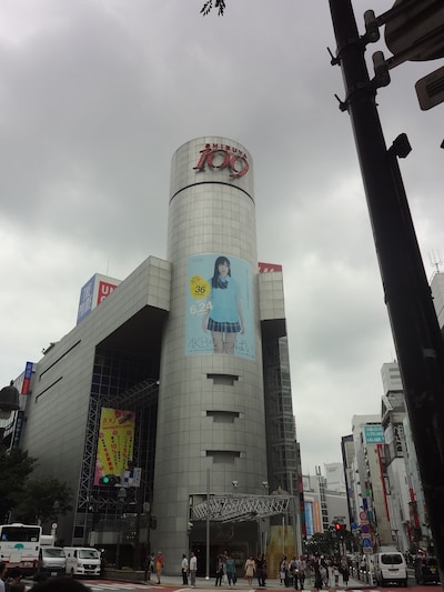 本日から掲示されている、指原莉乃をフィーチャーした「AKBがいっぱい ～ザ・ベスト・ミュージックビデオ～」のシリンダー広告。