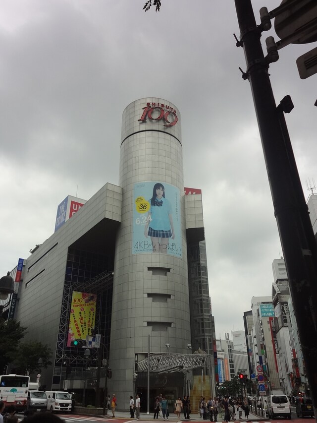 本日から掲示されている、指原莉乃をフィーチャーした「AKBがいっぱい ～ザ・ベスト・ミュージックビデオ～」のシリンダー広告。