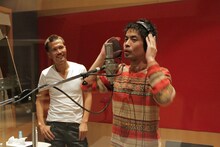 レコーディングに臨む久保田利伸（写真右）を笑顔で見つめるATSUSHI（写真左）。