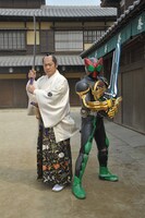 松平健扮する徳川吉宗（写真左）と仮面ライダーオーズ（右）。/ 劇場版「オーズ・ゴーカイジャー」製作委員会 (C)石森プロ・テレビ朝日・ADK・東映 / (C)石森プロ・テレビ朝日・東映AG・東映